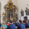 Die Wallfahrer vor dem Hl. Florian in der Pfarrkirche St. Englmar